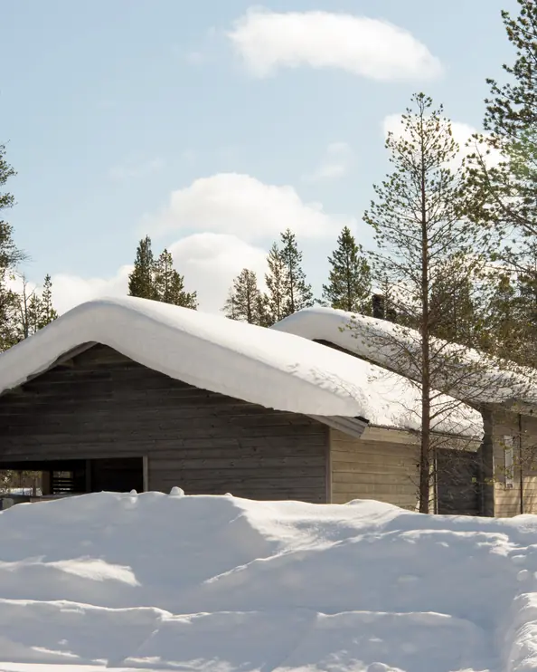 Snötäckt hus en vinterdag, när uppvärmningen kostar mest