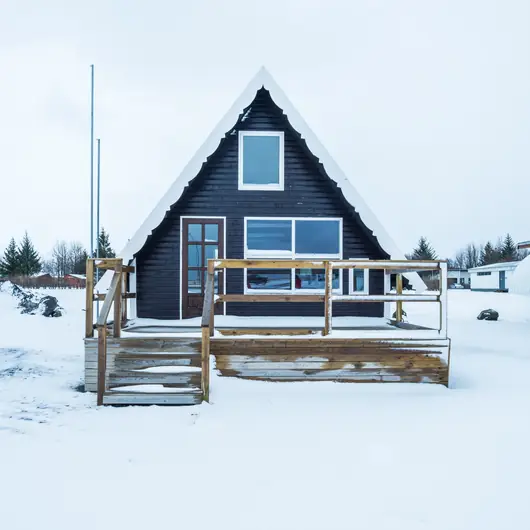 Hus i skandinavisk stil vintertid