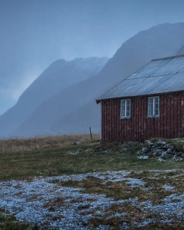 Rött hus i ett vinterlandskap