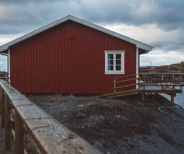 Rött trähus vid vattnet