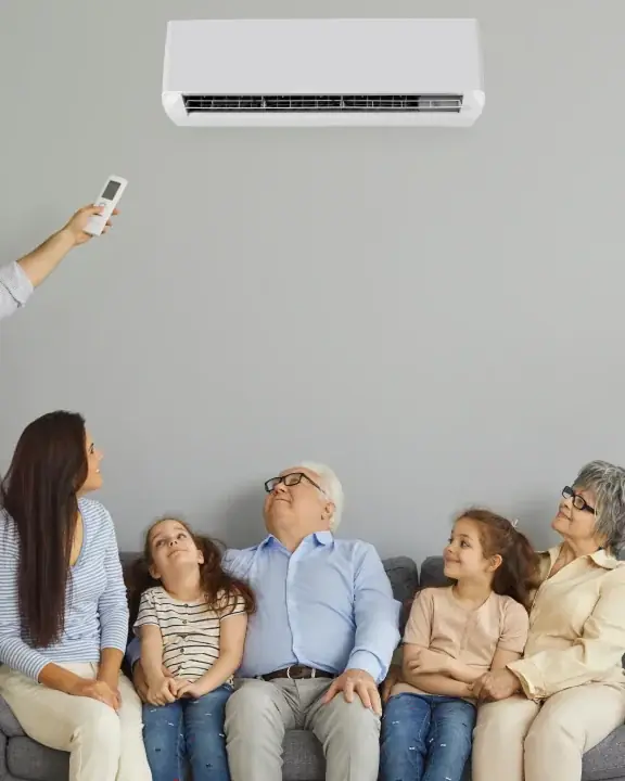 Familj i soffan under en luft/luft-värmepump