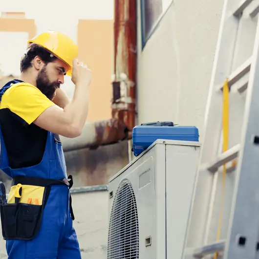 Tekniker förbereder service av en utedel